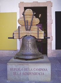 Alhóndiga de Granaditas.- Réplica de la campana de la independencia