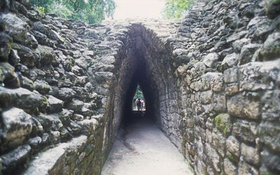 Becán. Túnel de acceso al sitio arqueológico.