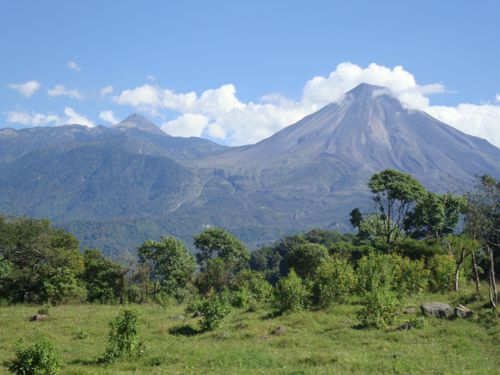 El majestuoso Volcán de Fuego y al fondo el Nevado de Colima