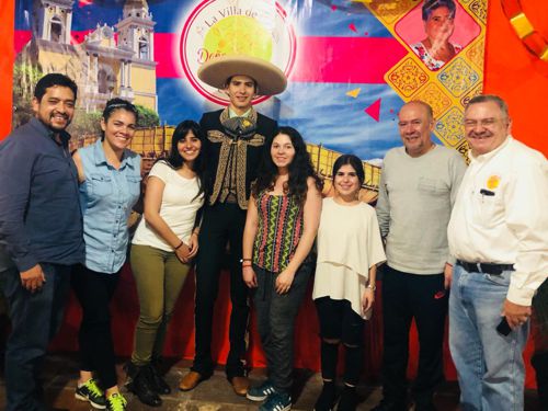 El grupo con el joven charro y Carlos Torres en la extrema derecha