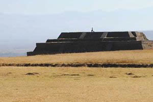 Templos escalonados en Teotenango