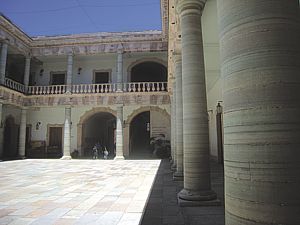 Alhóndida de Granaditas.- Patio central