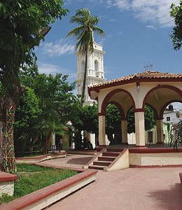 Vista del templo desde la plaza principal de Mexcaltitán