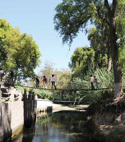 Ojo de agua y puente