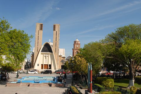 Reynosa. Iglesia y plaza principal