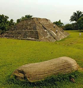 Monolito y pirámide en Cuyuxquihui