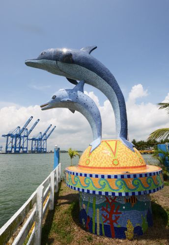 Esculturas junto al Malecón y al río Tuxpan.