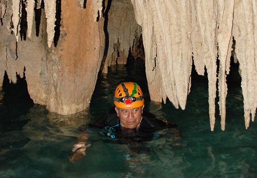 Cenote de Caverna en Peninsula de Yucatán.