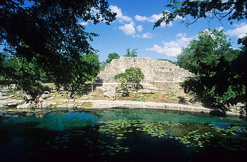 Cenote Xlacah en centro de Zona Arqueológica Dzibilchaltun, Yuc.