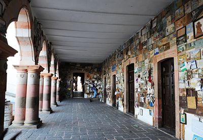 Paredes cubiertas de exvotos en el templo del Santo Niño de Atocha en Plateros