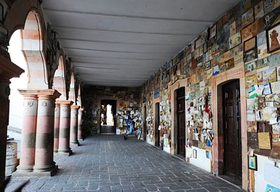 Paredes cubiertas de exvotos en el templo del Santo Niño de Atocha en Plateros