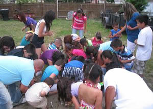 Recojiendo los dulces de la piñata