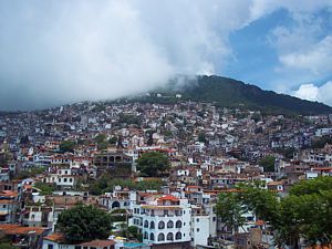 Taxco con niebla