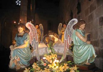 El Santísimo Cristo Yaciente (1908) custodiado por cuatro ángeles que portan los atributos de la pasión.
