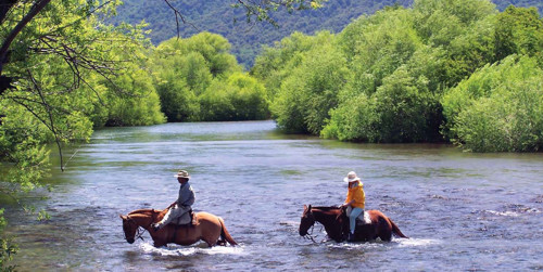 Cabalgata en río Aluminé