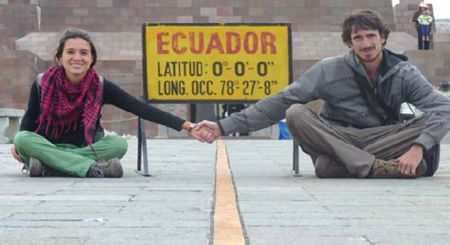 Laura Lazzarino y Juan Villarino, en la típica foto de mitad del mundo.