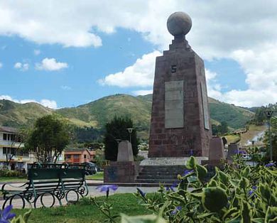 Monumento original, hoy emplazado a la vecina ciudad de Calacalí