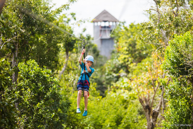 Niño en tirolesa.- Tulum