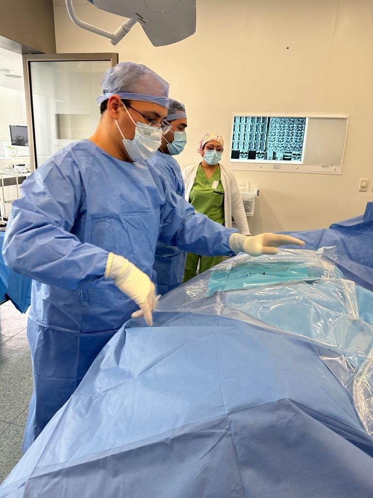 Doctor Emmanuel Villanueva Hernández. Cirugía endoscopia biportal
